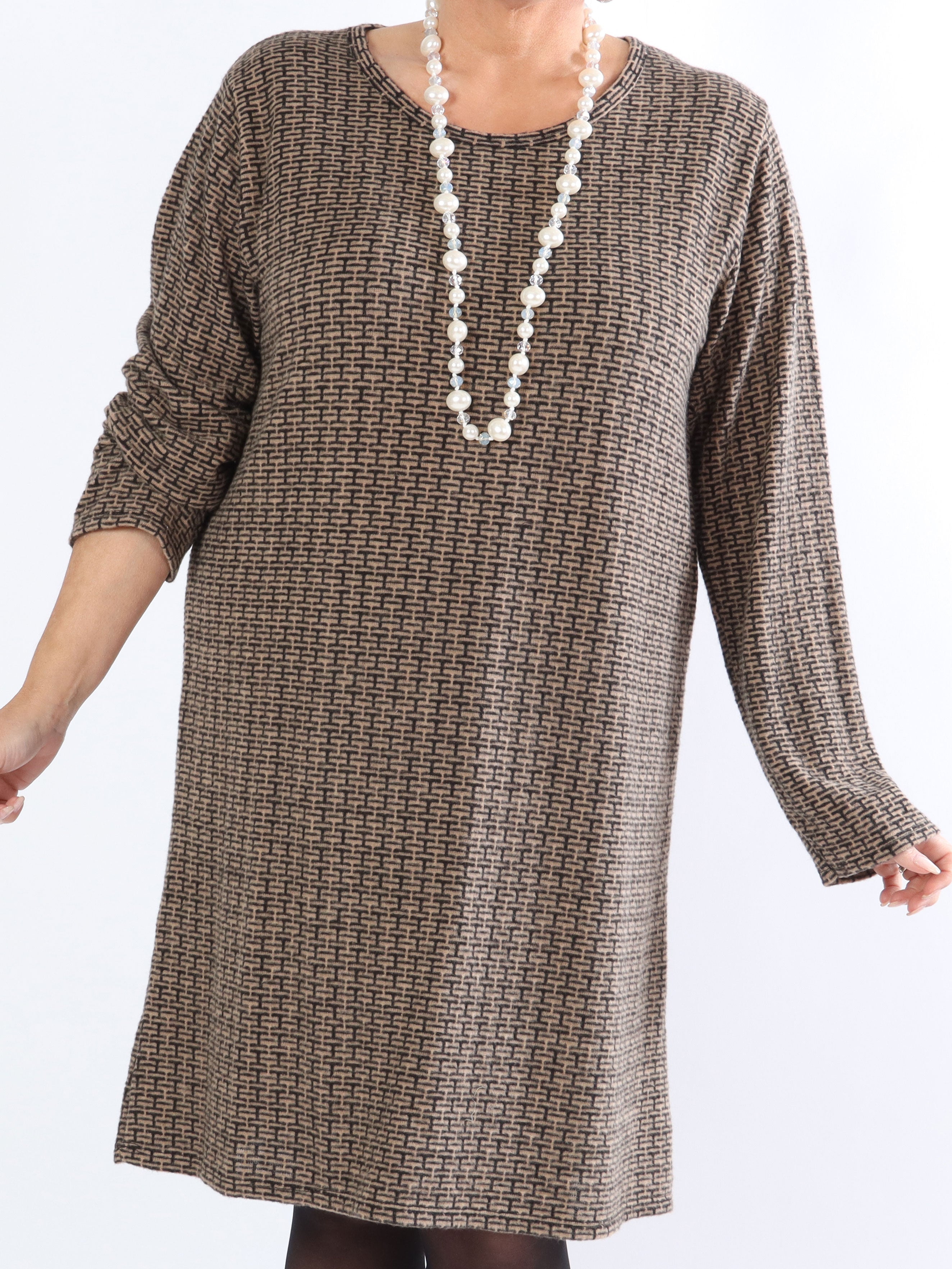 Nelma - Fin klänning i stora storlekar med mönster